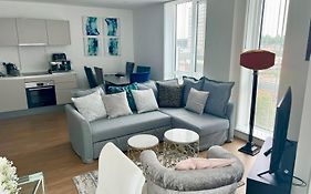 Spacious Urban Gem Apartment With Parking