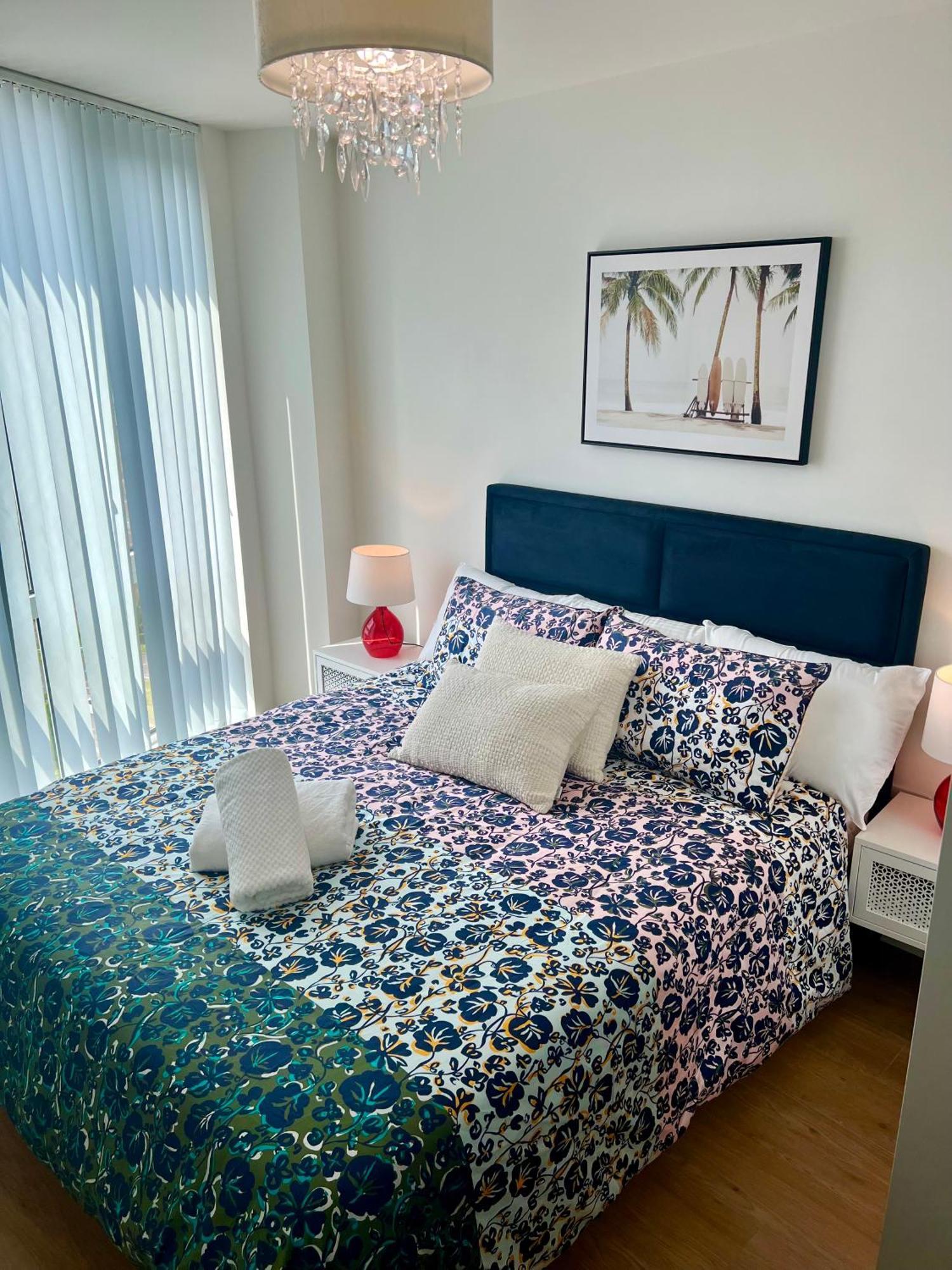 Spacious Urban Gem Apartment With Parking Bracknell Exterior photo